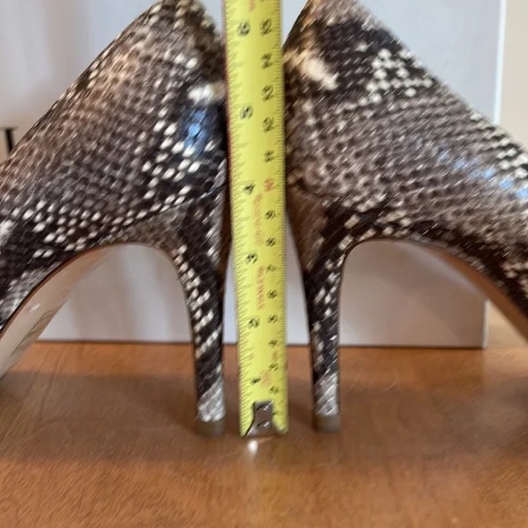 L.K. Bennett London snake Pumps US size 10.5 brown and Cream color - Picture 6 of 7